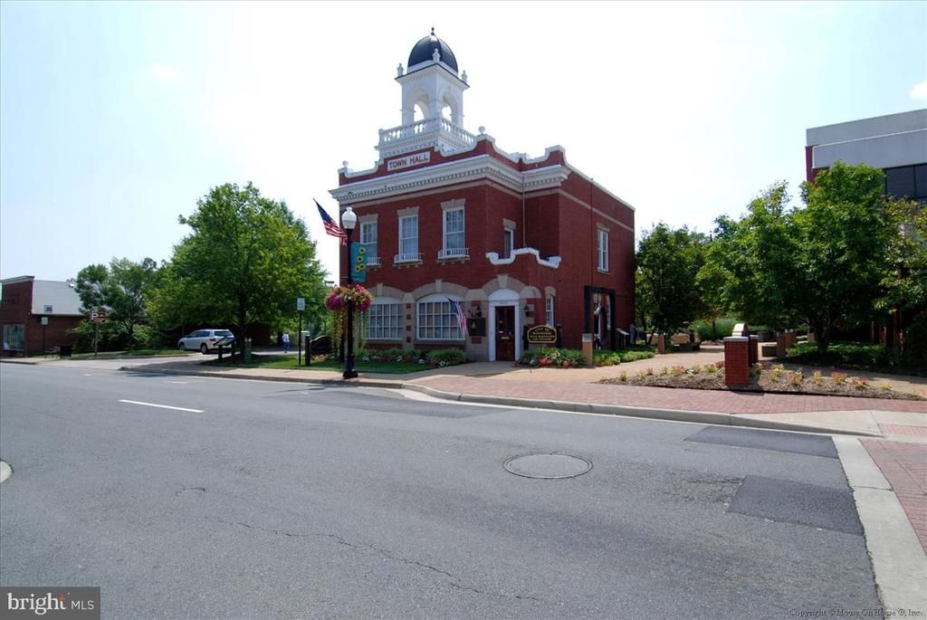 9251 Lee Ave, Manassas, VA 20110